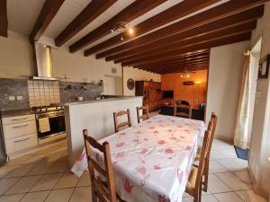 Maisons de vacances Gite Clery-Saint-Andre, 5 pieces, 6 personnes - FR-1-590-12 : photos des chambres