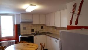 Halte au pied du Creux du Van