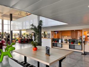 Campanile Metz Nord Woippy- Porte du Luxembourg A31- Sortie 34- Parking Gratuit- Accueil de Nuit