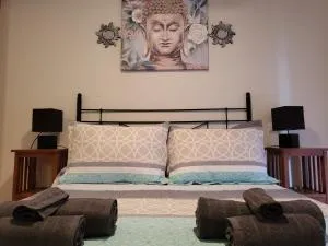 Bajo de esencia relajante con piscina privada y patio! - Palomares