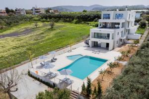 Private Saltwater Pool, Gym, BBQ, Volleyball & Ping Pong 800m to Beach, 10 Min to Town