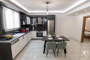 Private Saltwater Pool, Gym, BBQ, Volleyball & Ping Pong 800m to Beach, 10 Min to Town