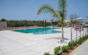 Private Saltwater Pool, Gym, BBQ, Volleyball & Ping Pong 800m to Beach, 10 Min to Town