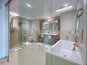 Seafront Condo at The Pier 17