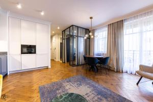 Luxury Seaside Apartment Victus with Parking and Balcony by Noclegi Renters