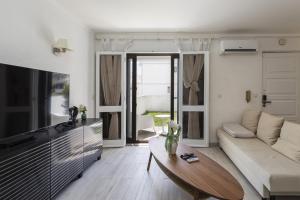 Vilamoura Garden House with Pool & Parking, by Hopstays