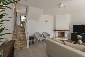 Vilamoura Garden House with Pool & Parking, by Hopstays