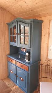 Zirkuswagen Glamping für 2 mit Veranda Küche Netflix Parken und Hofladen