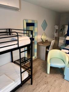Maisons de vacances Hotel Domaine des Pierres Dorees : Chambre Quadruple Confort - Non remboursable
