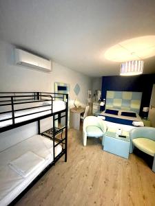 Maisons de vacances Hotel Domaine des Pierres Dorees : Chambre Quadruple Confort - Non remboursable