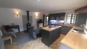 Ty Gwyn Cottage & Hot Tub - Capel Garmon