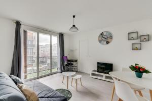 Budget apart with balcony near Paris