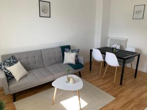 Appartements Grand Parking gratuit, Tout equipe, Confortable, Renove, Netflix et Amazon Prime Gratuits et Illimites, Matelas Emma, Vue sur la vallee, RDC : photos des chambres