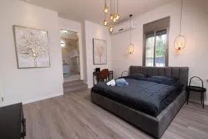 King's bed - Stay Royal and Stylish Bahai's Garden - Sha‘ar Ha‘aliyah