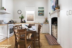 Albert Cottage - charming miners cottage in town