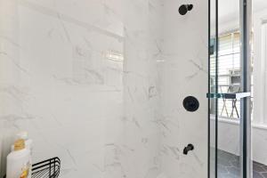 Orange Oasis in the Heart of East Rock with FREE parking near DT and Yale