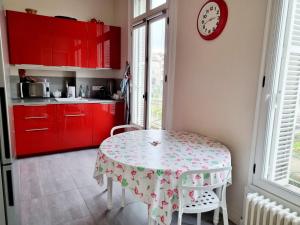 Face à lhôtel de ville grand et lumineux appartement