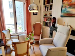 Face à lhôtel de ville grand et lumineux appartement