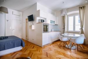 AMOROZO APARTMENTS by DuHomes 