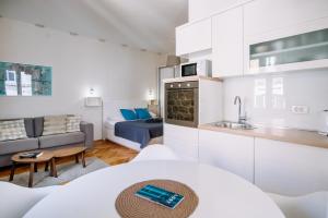 AMOROZO APARTMENTS by DuHomes 