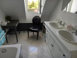 Sejours chez l'habitant Ty Soaz : Chambre Double avec Salle de Bains Commune