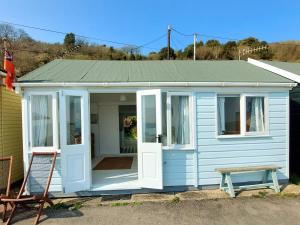 Sea Forever - Beautiful Chalet which Overlooks the Sea! Amazing Views,Lovely Interior and Set Within the Best Part of Lyme with Beaches, Restaurants and Harbour all on your Doorstep! Rated Highly - 3hvězdičkové hotely ve městě Lyme Regis