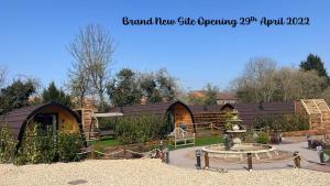 Peacock Lake Glamping - Chalets, Nottingham