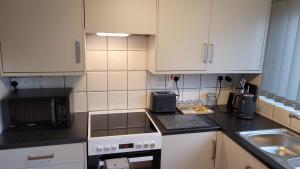 The Lawrence, Redcar - 2 Bedroom Victorian House - Free On-Street Permit Parking, Fast Wifi, Virgin TV - Perfect for Contractors, Families and Couples