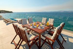 SEAFRONT NORTH HOUSE SUTIVAN - new luxury three-bedroom villa - unforgettable panoramic views of the sea - roof terrace with jacuzzi - first row next to the beach and right next tofacilities - secured parking