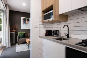 Vue Lake Daylesford Studio- lakeside retreat