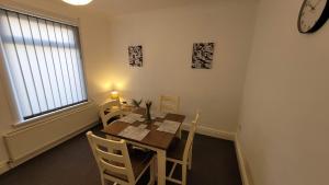 The Lawrence, Redcar - 2 Bedroom Victorian House - Free On-Street Permit Parking, Fast Wifi, Virgin TV - Perfect for Contractors, Families and Couples