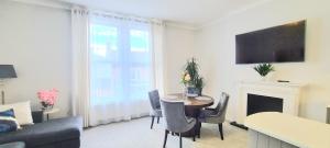 Spacious 3 bed flat near the sea with parking