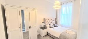 Spacious 3 bed flat near the sea with parking