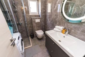 Ocean blue modern apartment for 8