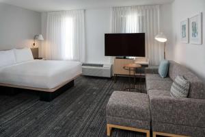 Studio Suite Queen room in Sonesta Simply Suites Falls Church