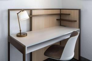 Studio Suite Queen with Tub - Mobility/Hearing Accessible room in Sonesta Simply Suites Falls Church