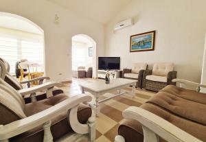 Live By The Sea, Bijela