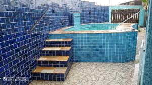 Casa com piscina , churrasqueira, Wi-Fi, em rua de Areia à 1km da praia, bairro sussegado, proíbido uso de som extremamente alto ideal para descansar
