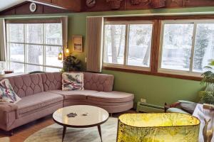 Whole home, private lake, sauna, WFH office