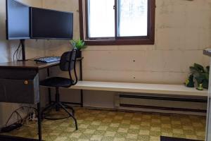 Whole home, private lake, sauna, WFH office