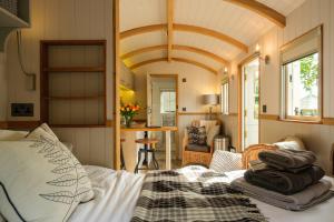 Piano Forte - delightful rural shepherd hut & hot tub available !
