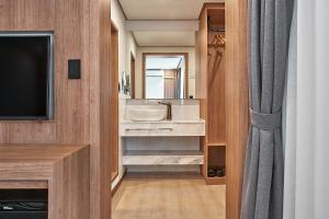 Monday Cracker Hongdae