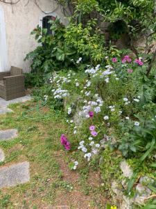 Chambre spacieuse indépendante dans villa plus parking privée