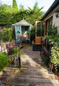 Quavers Rest - a quintessential little home & hot tub available !