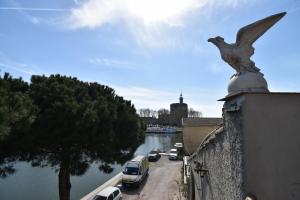 Appartements T2 vue canal et remparts d'Aigues Mortes : photos des chambres