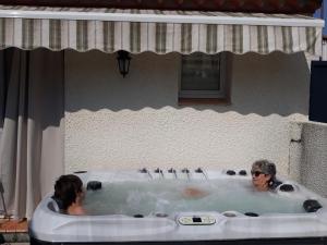 Appartements Gite du Soleil, climatise avec piscine chauffee d'avril a novembre, et jacuzzi : photos des chambres