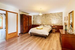 Maisons de vacances Jacuzzi, sauna, healthy food dans ancienne bergerie : Maison 7 Chambres