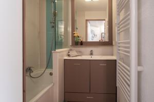 C1 Clemenceau Pool Balcony Bath AC 2mins walk to sand beach