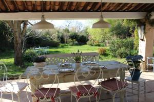 B&B / Chambres d'hotes Les Romarins B&B, 10 min d'Uzes, piscine et grand jardin, Table d'hote : photos des chambres