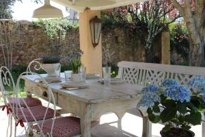 B&B / Chambres d'hotes Les Romarins B&B, 10 min d'Uzes, piscine et grand jardin, Table d'hote : photos des chambres